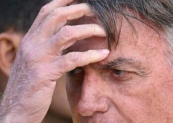 Michelle diz que Bolsonaro caiu e bateu a cabeça na PF durante a madrugada