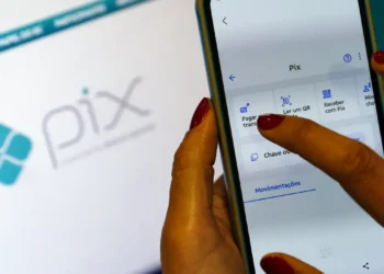 Receita Federal volta a negar taxação do Pix e alerta para golpes