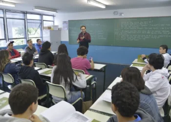 Piso dos professores tem reajuste de 5,4% e vai a R$ 5,1 mil em 2026