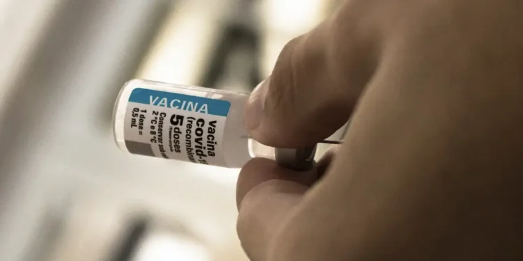 Após cinco anos de vacinação, covid recua, mas ainda preocupa