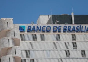 Justiça bloqueia ações do BRB ligadas a Banco Master
