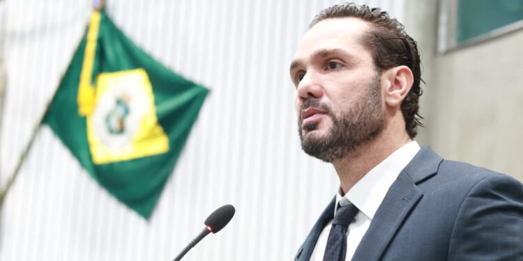 Deputado Guilherme Bismarck enaltece tradição do Carnaval de Aracati na Alece