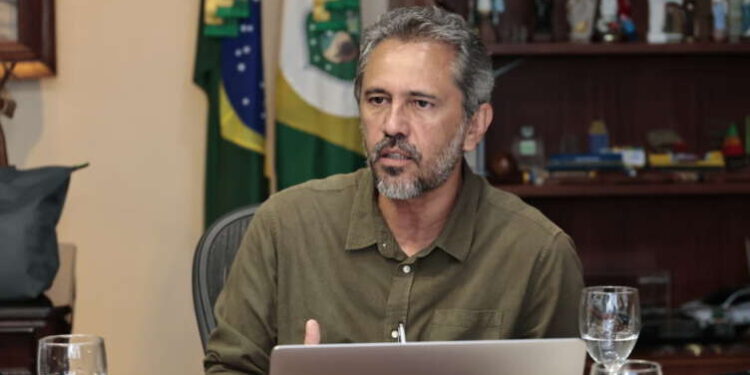 Elmano encaminha mensagem sobre o piso nacional do magistério para a Alece e garante concurso em 2026