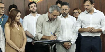 Elmano autoriza concurso público para 2 mil cargos de professores da rede estadual do Ceará