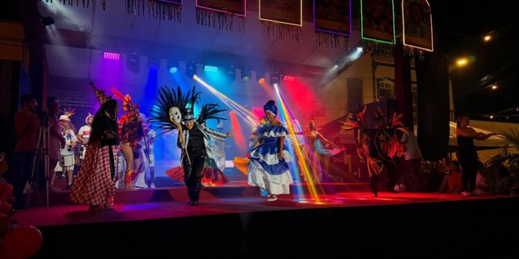 Com homenagem a ícones do Carnaval Cultural, Festa do Rei Momo e Rainha 2026 movimentou o sábado em Aracati