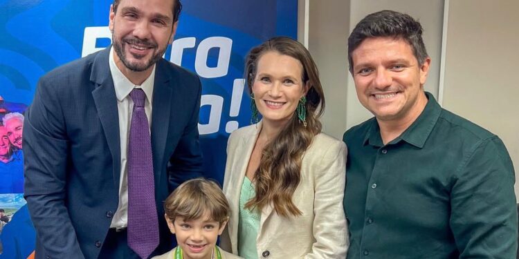 Deputado Guilherme Bismarck recebe cearense de 8 anos destaque em Olimpíada Internacional de Ciências