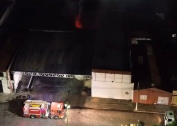 Incêndio de grande proporção é registrado na FG Pneus em Aracati