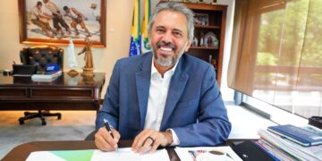 Elmano anuncia reajuste salarial e do auxílio-alimentação para servidores estaduais