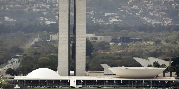 Lula sanciona, com vetos, reajuste salarial para cargos do Legislativo