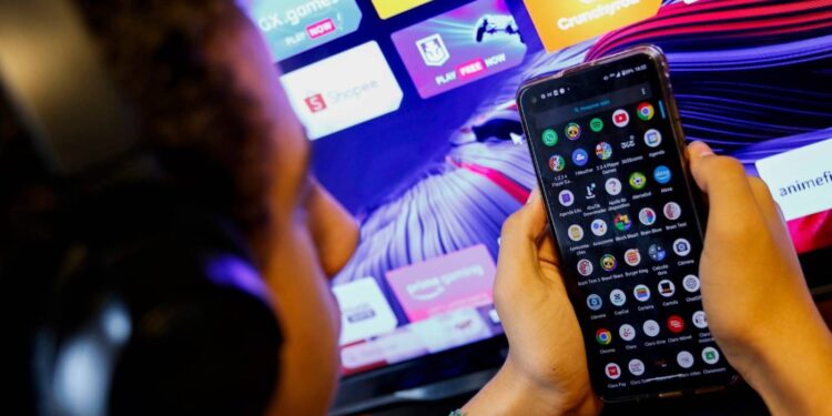 Sinal gratuito para celulares pode revolucionar a TV no Brasil, defende secretário