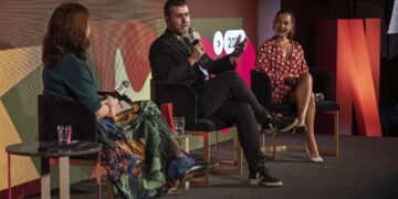 Cenários de sucessos da Netflix viram roteiro de viagem pelas praias brasileiras em guia feito com a Embratur