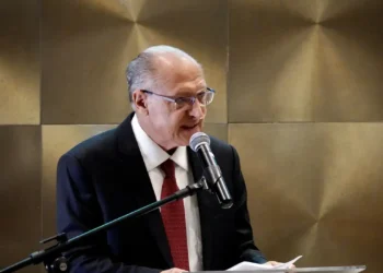 Alckmin deixará ministério em abril, mas seguirá como vice