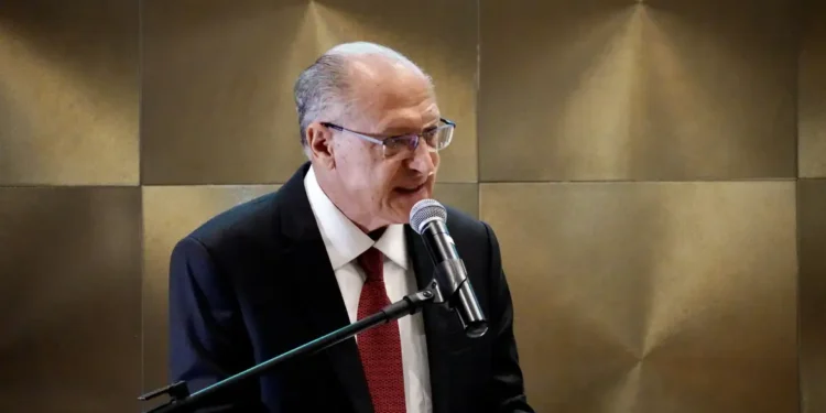 Alckmin deixará ministério em abril, mas seguirá como vice