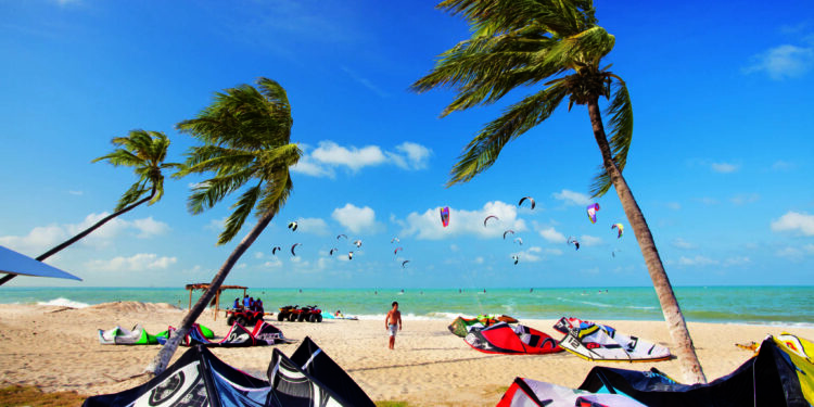 Ceará consolida liderança no turismo do Nordeste com crescimento de 7,3% em 12 meses
