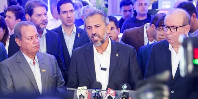 Ao lado do governador Elmano e do senador Cid Gomes, Eduardo Bismarck participa da abertura da Feira da Indústria FIEC