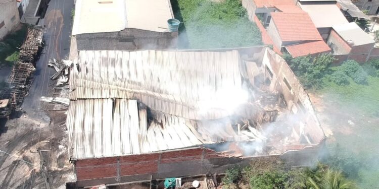 Veja imagens aéreas feitas na manhã deste domingo (8) do galpão da Nutrial após incêndio em Aracati