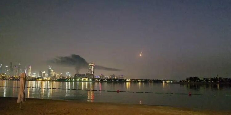 Emirados Árabes Unidos custeará despesas de turistas retidos e prejuízos em empreendimentos após ataques do Irã