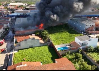Incêndio destrói depósito da Nutrial próximo ao supermercado Pinheiro, em Aracati