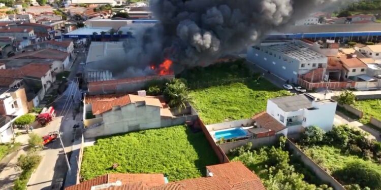 Incêndio destrói depósito da Nutrial próximo ao supermercado Pinheiro, em Aracati