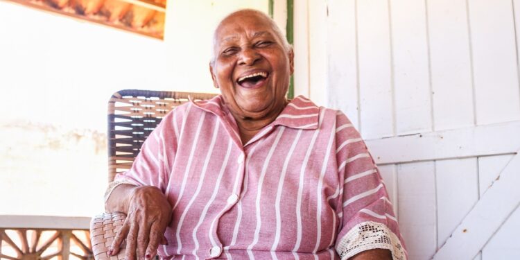 Do bordado às garrafas de areia colorida: quem são os artesãos que mantêm viva a tradição do Ceará