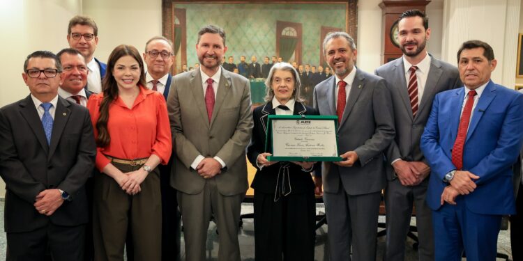 Ministra Cármen Lúcia recebe Título de Cidadania Cearense na Alece