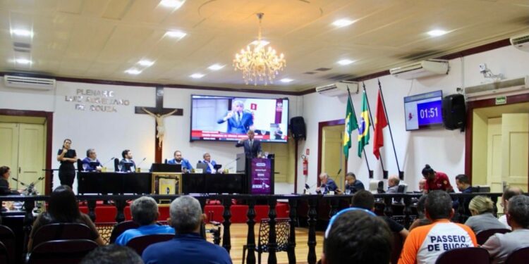 Câmara de Aracati aprova projetos da Patrulha Maria da Penha, do Programa Patroas e da distribuição de absorventes nas escolas