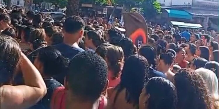Multidão marca inauguração de loja em Aracati; mulher perde dentadura no empurra-empurra