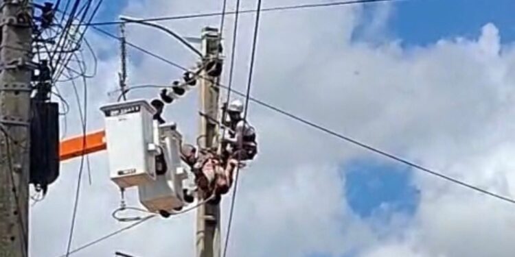 Aracati: Funcionário da Enel sofre descarga elétrica em poste no Pedregal