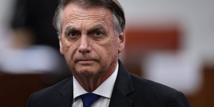 Bolsonaro tem piora da função renal e aumento de inflamação
