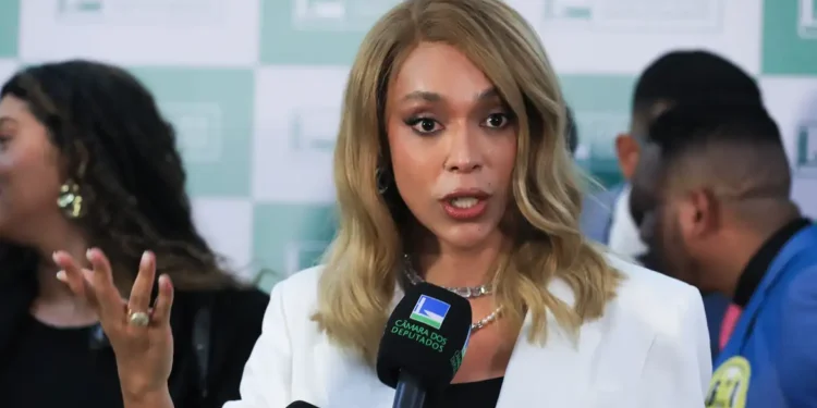 Câmara: Comissão de Direitos da Mulher elege primeira presidente trans