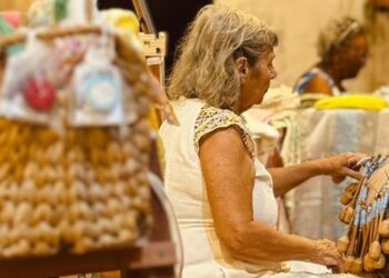 Feira Rendas do Mar destaca artesanato do Litoral Leste na praia de Canoa Quebrada