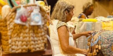 Feira Rendas do Mar destaca artesanato do Litoral Leste na praia de Canoa Quebrada