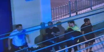 Deputado André Fernandes é flagrado deixando sacos de lixo em frente à Prefeitura de Fortaleza