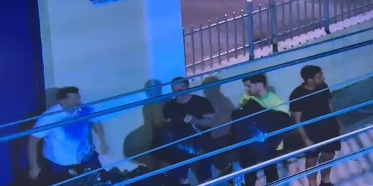 Deputado André Fernandes é flagrado deixando sacos de lixo em frente à Prefeitura de Fortaleza