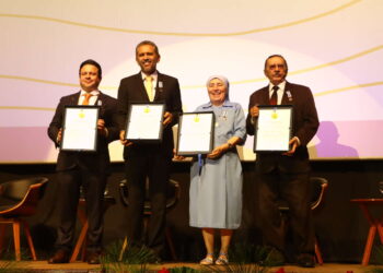 Elmano recebe Medalha Iracema na abertura das celebrações dos 300 anos de Fortaleza