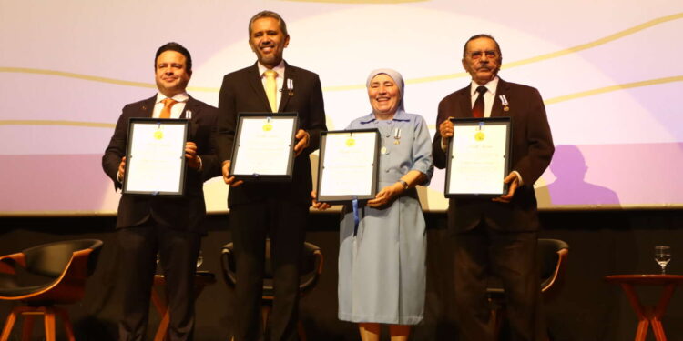 Elmano recebe Medalha Iracema na abertura das celebrações dos 300 anos de Fortaleza