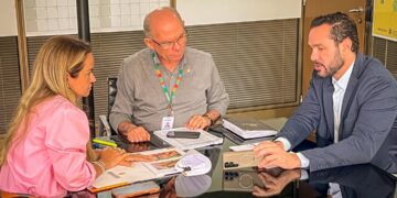 Autoridades se reúnem para discutir situação da erosão na praia de Canoa Quebrada