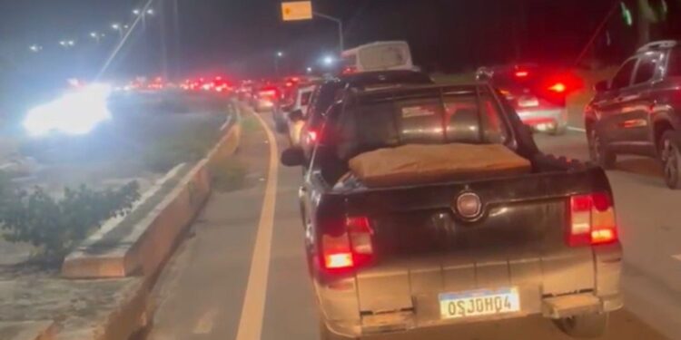 Feriadão de Semana Santa intensifica fluxo de veículos na CE-040 em direção ao litoral leste do Ceará