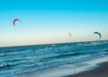 Canoa Quebrada é destaque nacional como destino para kitesurfe, segundo Monitor do Mercado