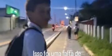 Estudantes caminham cerca de 6 km por falta de ônibus em Fortim