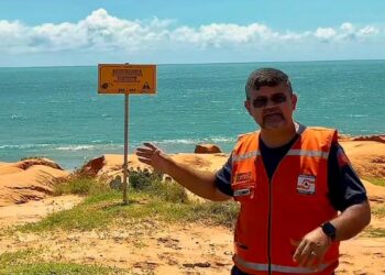 Defesa Civil de Aracati reforça segurança nas falésias com instalação de placas de orientação