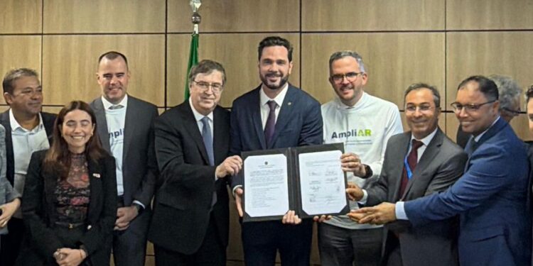 Aeroporto de Aracati tem concessão assinada com a GRU Airport em Brasília