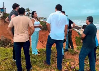 Órgãos responsáveis realizam visita técnica em Canoa Quebrada para avaliar área afetada pelo avanço da voçoroca