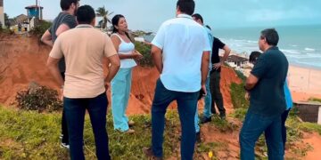 Órgãos responsáveis realizam visita técnica em Canoa Quebrada para avaliar área afetada pelo avanço da voçoroca