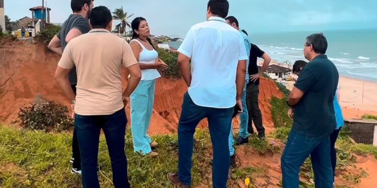 Órgãos responsáveis realizam visita técnica em Canoa Quebrada para avaliar área afetada pelo avanço da voçoroca