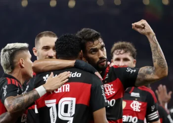Flamengo reage e vence Santos de virada por 3 a 1 no Brasileirão