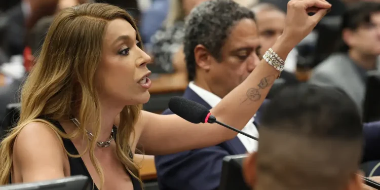 Erika Hilton rejeita negociação sobre compensações na PEC da 6×1 