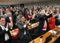 Comissão aprova relatório de PEC que acaba com escala 6X1; texto segue para ser votado no plenário