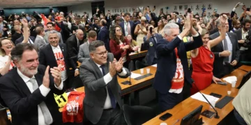Comissão aprova relatório de PEC que acaba com escala 6X1; texto segue para ser votado no plenário