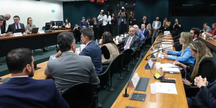 Pedido de vista adia votação da PEC do fim da escala 6X1